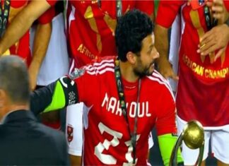 شناوي يرتدي قميص علي معلول لحظة استلام بطولة إفريقيا